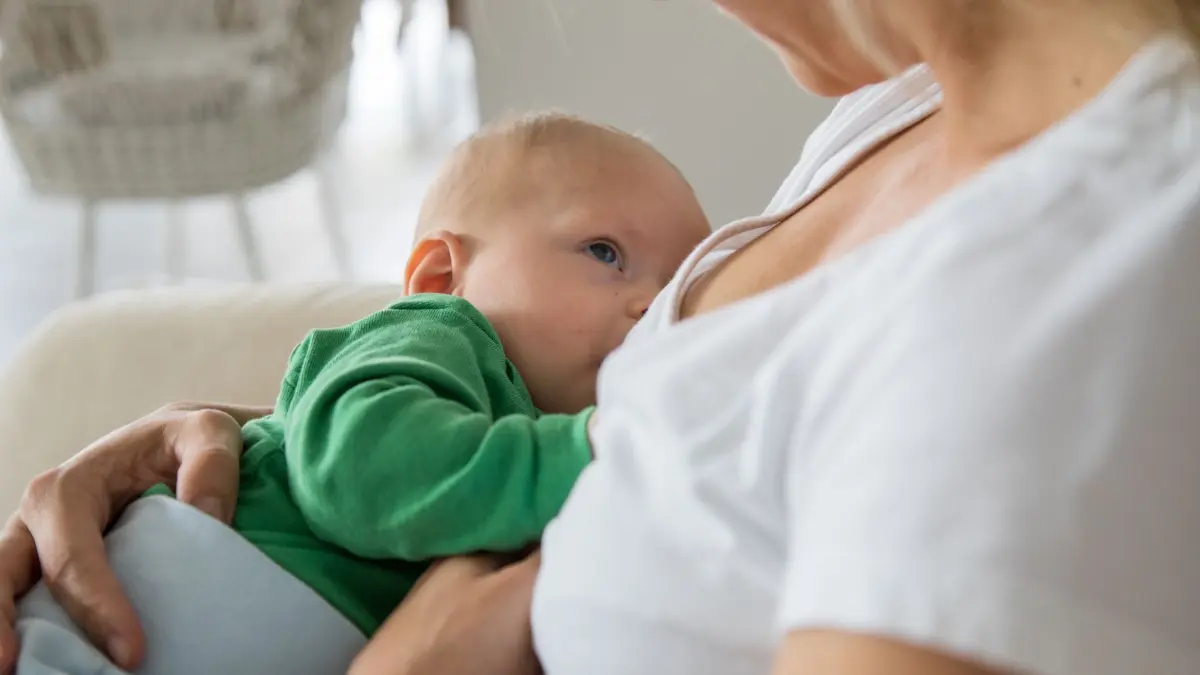 Eine Frau stillt ihr Baby: ARCHIV - Wer stillen möchte, hat Anspruch auf Unterstützung und bestimmte Rechte. (zu dpa: «Diese Rechte haben Mütter rund ums Stillen») Foto: Christin Klose/dpa-tmn - Honorarfrei nur für Bezieher des dpa-Themendienstes +++ dpa-Themendienst +++