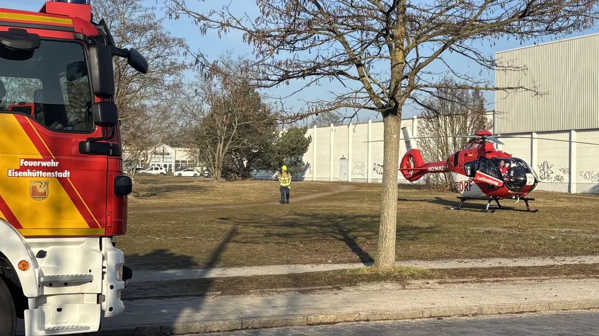 Rettungshubschrauber und Feuerwehr waren am Donnerstagmorgen (26. Februar) in Eisenhüttenstadt im Einsatz. Was ist passiert?