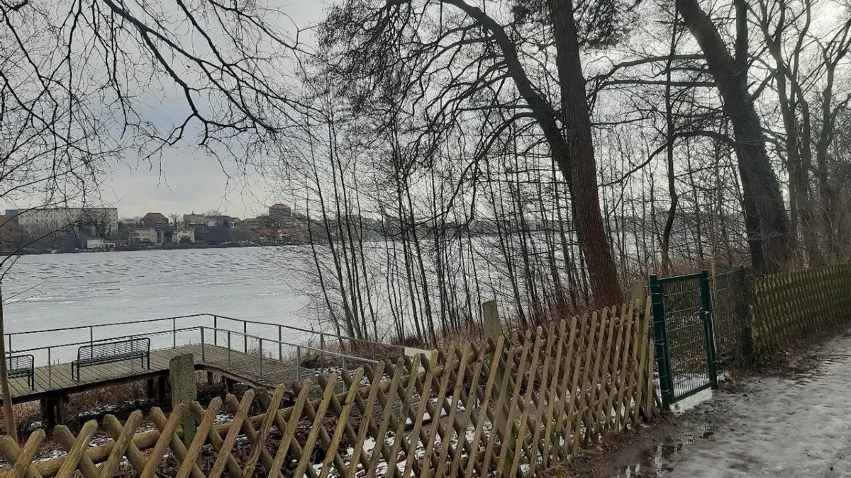 Blick von der Residenz über den See auf das Altstadtpanorama von Strausberg.