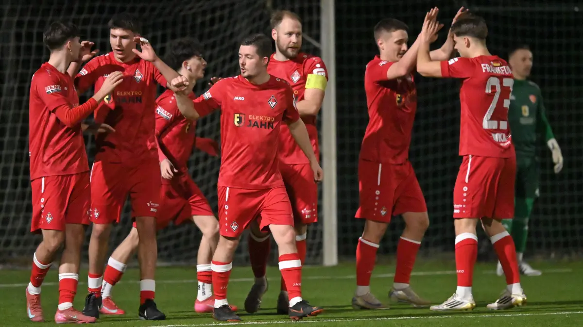 Fussball : Frankfurt an der Oder, Stadion, Fussball Brandenburgliga Punktspiel, 1. FC Frankfurt - Ludwigsfelder FC, Marcel Georgi 2.v.r. stellt mit seinen 2 Toren in der HZ 1 die Weichen auf Sieg
FOTO BENK 27.02.2026