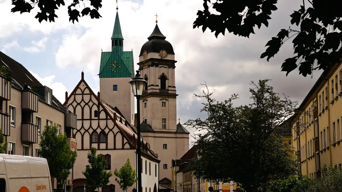 Düster sieht es finanziell derzeit in Fürstenwalde aus, hier Blick auf Dom und Altes Rathaus. Kommunalpolitiker machen der Stadtverwaltung Druck.