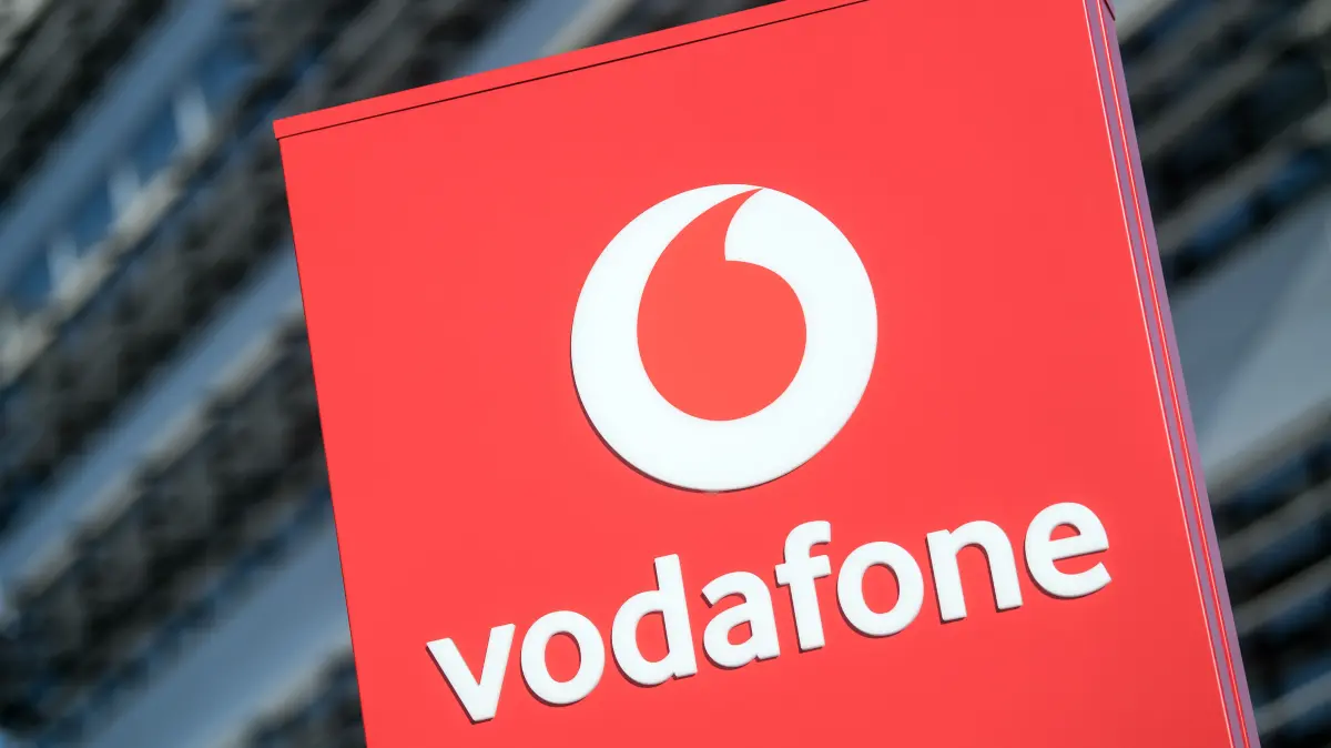 Das Vodafone-Logo steht vor der Deutschland-Zentrale. Eine Störung des Providers sorgt bei Junden aus Finowfurt bei Eberswalde für Frust. (Symbolbild)