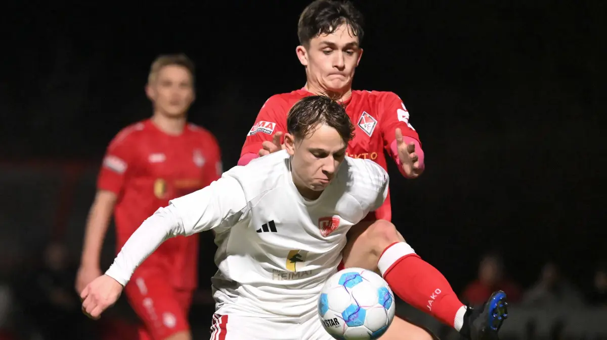 Fussball : Frankfurt an der Oder, Stadion, Fussball Brandenburgliga Punktspiel, 1. FC Frankfurt - Ludwigsfelder FC, Niklas Paul LFC vor Danny Mank und Marcel Georgi
FOTO BENK 27.02.2026
