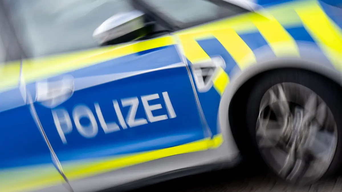 Polizei: SYMBOLBILD - 19.02.2024, Sachsen-Anhalt, Könnern: Ein Polizeifahrzeug steht auf dem LKW-Parkplatz Plötzetal an der A14. (zu dpa: «Pkw kracht beim Überholen gegen Lkw - Autofahrer tot») Foto: Hendrik Schmidt/dpa +++ dpa-Bildfunk +++