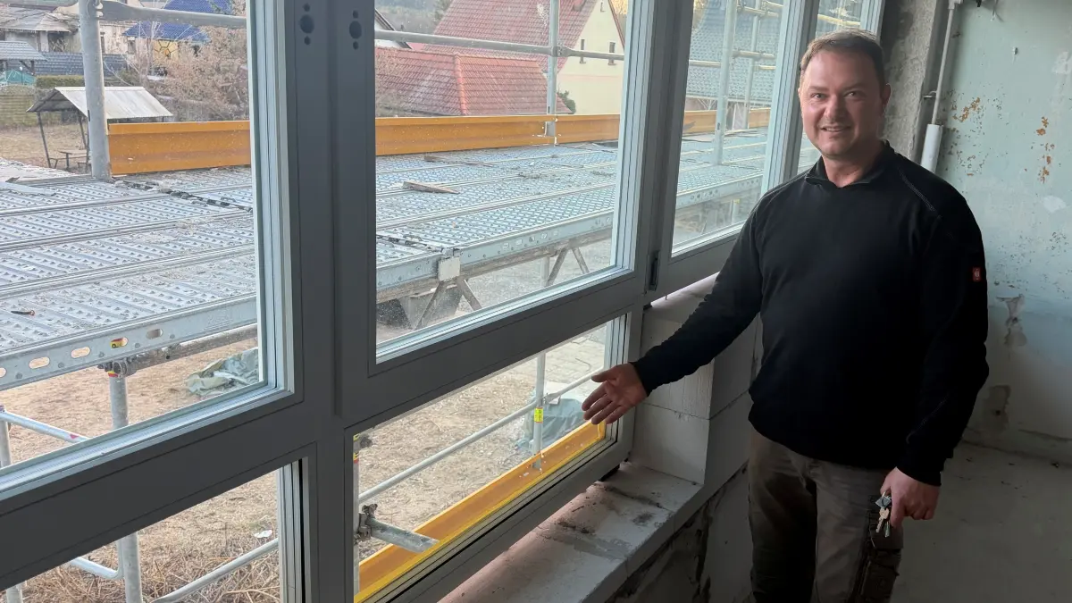 Moderne und größere Fenster: Neuhardenbergs Bürgermeister Denny Rüdiger informiert über den Stand der Bauarbeiten am Hort-Gebäude.