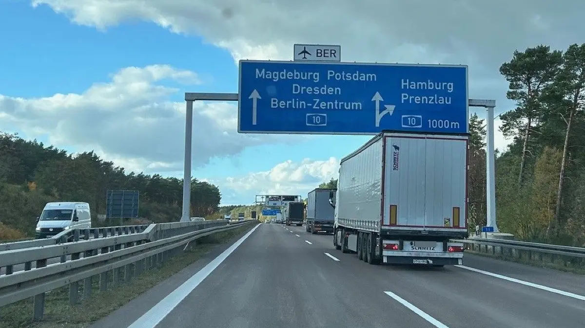 Überfahrt von der A12 zur A10: Am Dreieck Spreeau kommt es in Fahrtrichtung der Tesla-Fabrik in Freienbrink kurzfristig zu Sperrungen.