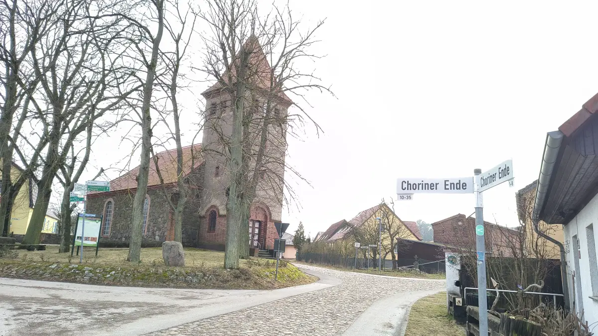 Die Straße Choriner Ende in Senftenhütte im Februar 2026. Wird es hier eine Geschwindkeitsreduzierung geben?