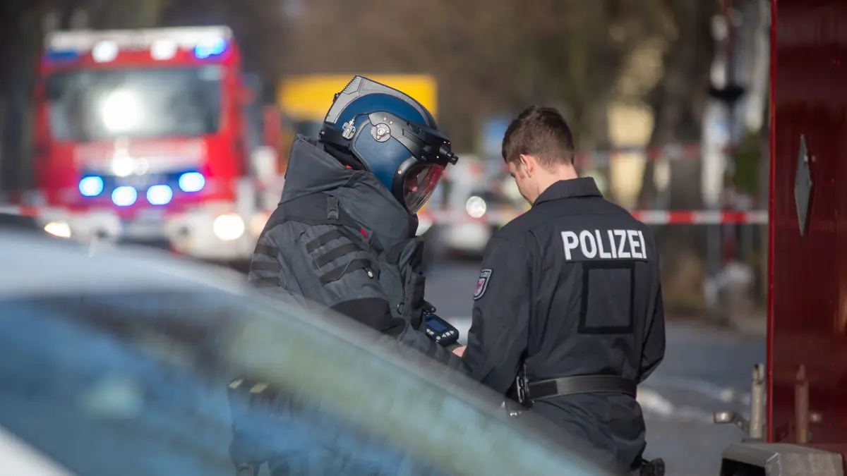 Die Sparkasse in Neuenhagen bei Berlin war stundenlang gesperrt. Das Landeskriminalamt war mit Spezialkräften im Einsatz.