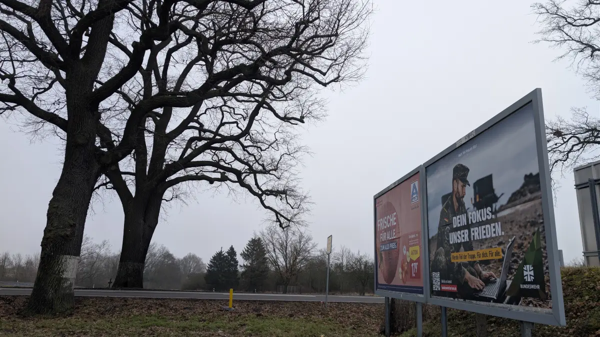 Werbung für die Bundeswehr: Das großformatige Schild stand bis zum 26. Februar unter den alten Eichen. Die wurden zur Schlacht um die Seelower Höhen vor 81 Jahren zu einer schrecklichen Stätte.