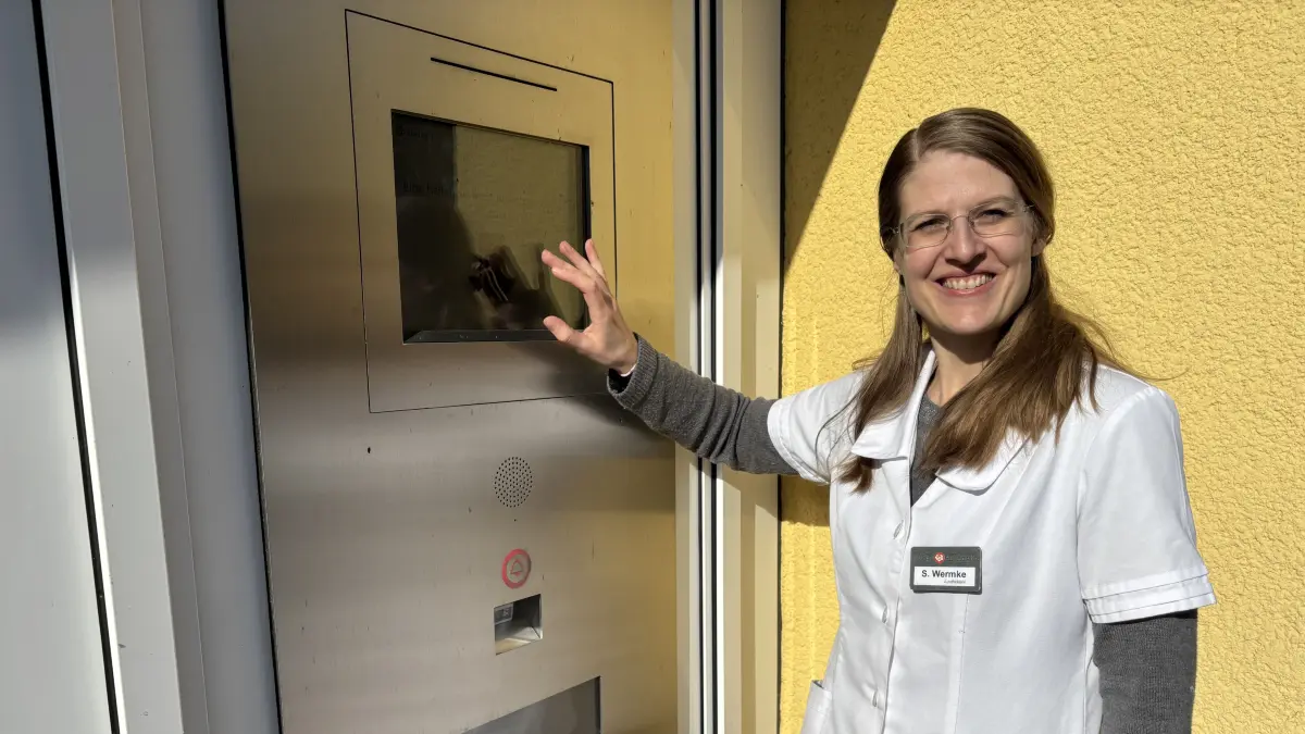 Apothekerin Sabine Wermke vor dem neuen Abholautomaten, mit dem Kunden ihre Medikamente künftig auch außerhalb der Öffnungszeiten der Wandltzer Linden Apotheke abholen können.