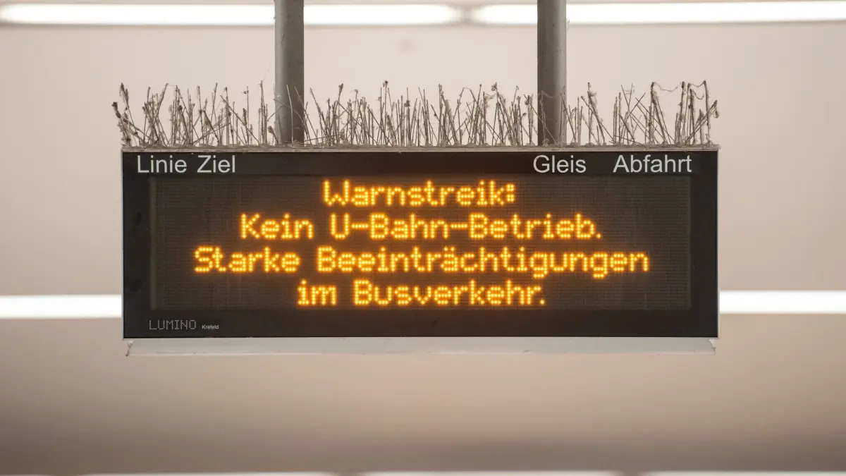 Warnstreik Nahverkehr - Hamburg: 27.02.2026, Hamburg: Ein Schild mit der Aufschrift „Warnstreik: Kein U-Bahn-Betrieb. Starke Beeinträchtigungen im Berufsverkehr.“ Hängt im U-Bahnhof Billstedt. Seit dem Morgen sind bei der Hochbahn und den Verkehrsbetrieben Hamburg-Holstein (VHH) die Bus- und U-Bahnfahrer zu einem 48-stündigen Warnstreik aufgerufen. Foto: Daniel Bockwoldt/dpa/Daniel Bockwoldt +++ dpa-Bildfunk +++