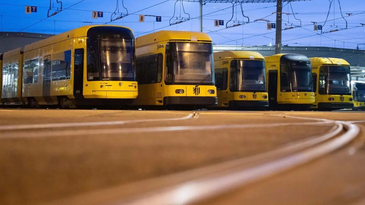 Warnstreik im Nahverkehr - Dresden: 27.02.2026, Sachsen, Dresden: Straßenbahnen der Dresdner Verkehrsbetriebe (DVB) stehen im Betriebshof Trachenberge. Die Gewerkschaft Verdi ruft bereits zum zweiten Mal in der laufenden Tarifrunde zu bundesweiten PNV-Warnstreiks auf. Foto: Sebastian Kahnert/dpa +++ dpa-Bildfunk +++