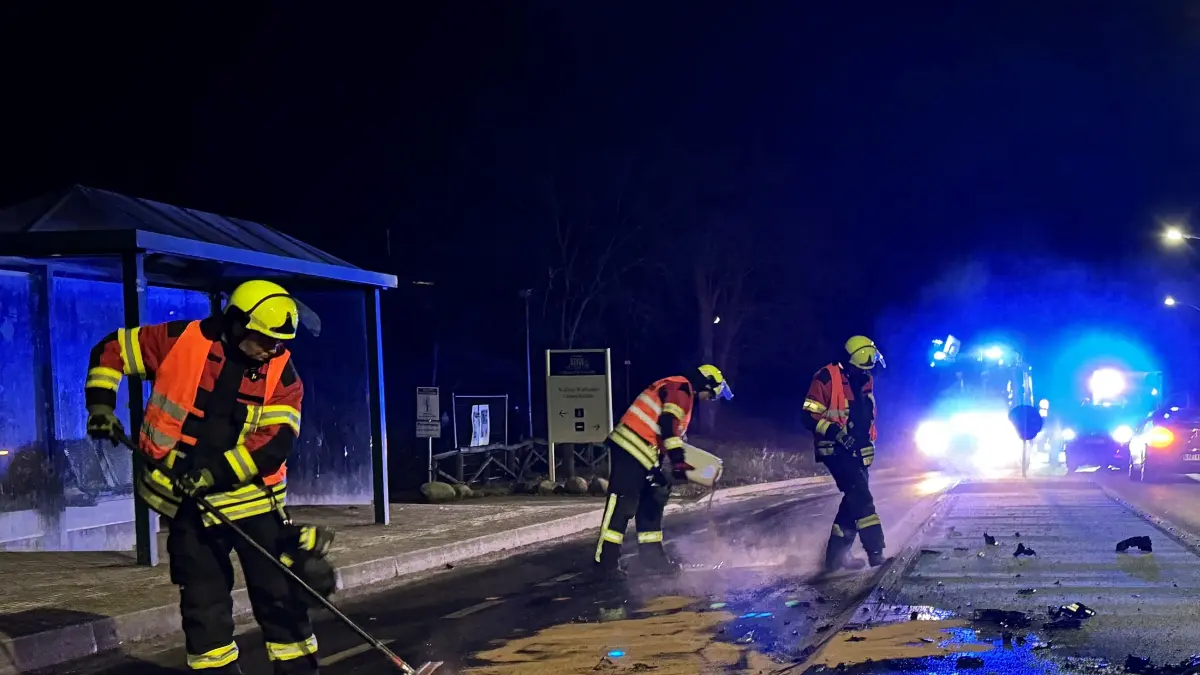 Unfall in Bad Freienwalde: Kräfte der Feuerwehr sicherten die Unfallstelle an der B158.