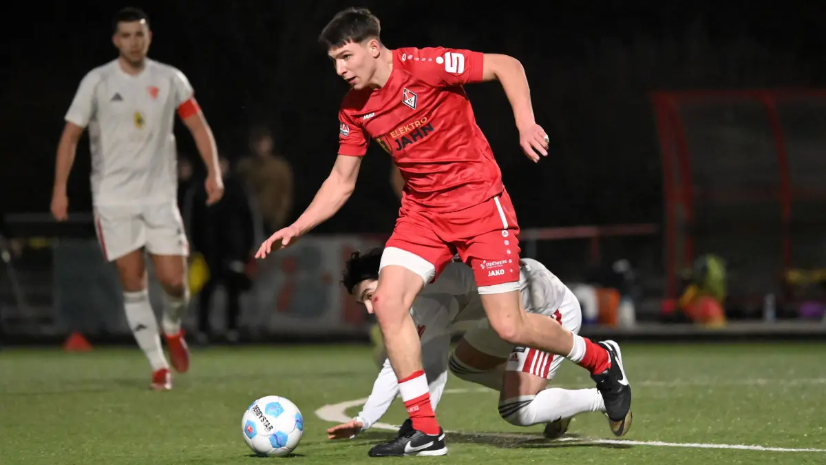 Fussball : Frankfurt an der Oder, Stadion, Fussball Brandenburgliga Punktspiel, 1. FC Frankfurt - Ludwigsfelder FC, Lennox Liebner vor Yasin Dag LFC
FOTO BENK 27.02.2026