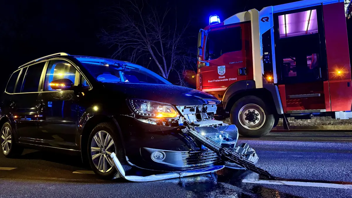 Unfal in Bad Freienwalde: In der Berliner Straße kollidierte ein VW Touran mit einer Verkehrsinsel.