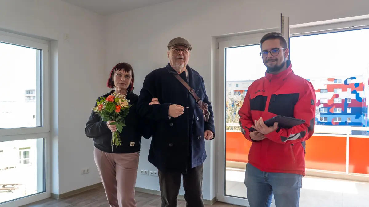 Haus Kastanienblick: Petra und Michael Sikorski freuen sich über ihre Schlüssel für die neue Wohnung im Haus Kastanienblick. Auch einen Blumenstrauße erhielten die künftigen Wobag-Mieter durch den technischen Hausverwalter Tom Rach bei der Wohnungsübergabe überreicht.