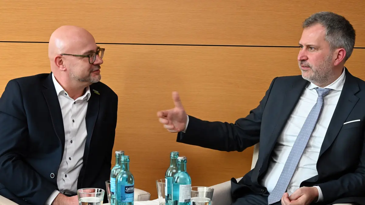 Interview OB Strasser Schick: Angela Boll (LR) und Thomas Gutke (MOZ) führen am Freitag, 27. Februar 2026, im Cottbuser Stadthaus am Erich Kästner Platz mit dem Oberbürgermeister von Frankfurt/Oder, Dr. Axel Strasser (2.v..l.) und dem Oberbürgermeister von Cottbus,Tobias Schick (2.v.r.), ein Interview.