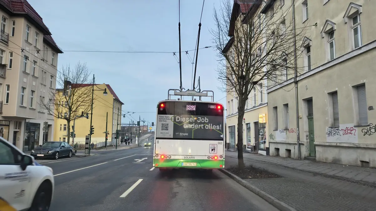 Ein Bus der Linie 862 am Freitagmorgen in der Eisenbahnstraße von Eberswalde. An den Haltestellen in der Stadt bot sich an diesem Morgen ein ganz normales Bild.