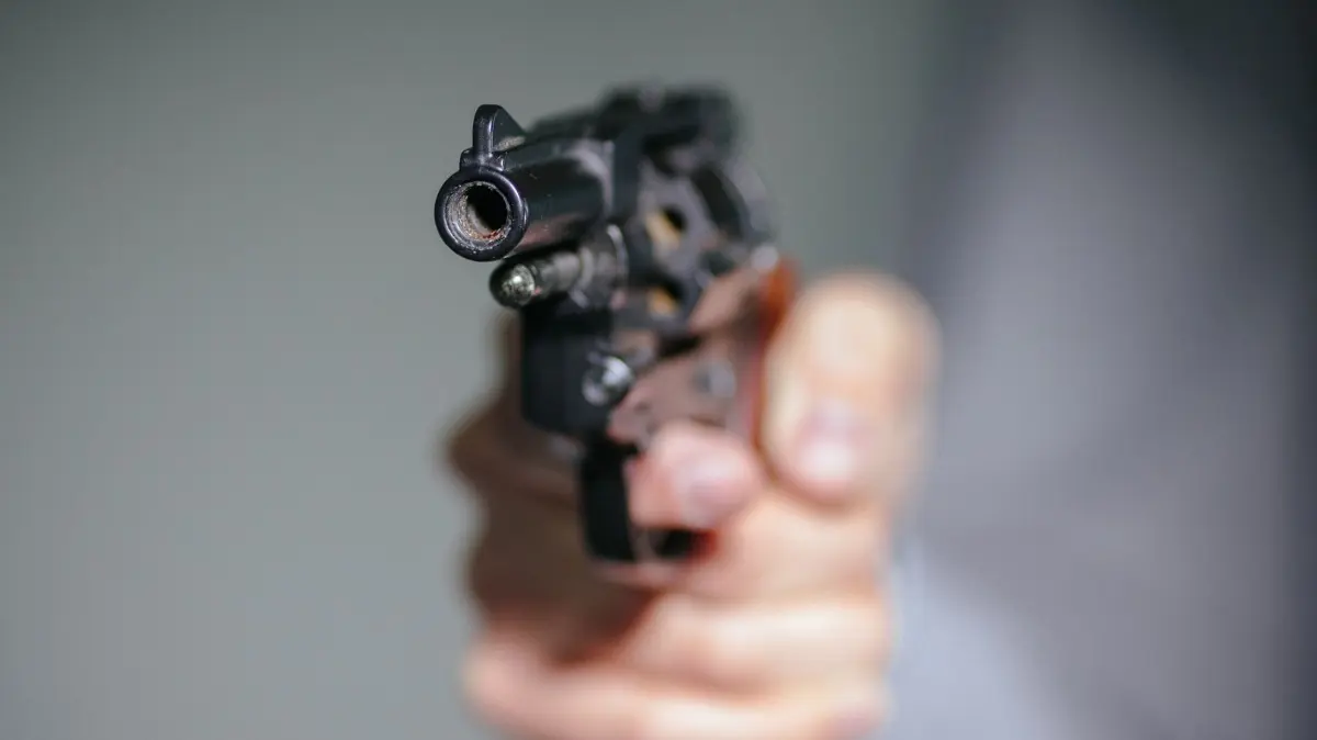 Schreckschusswaffe - Illustration: ARCHIV - 26.11.2015, Sachsen, Dresden: Ein Mensch hält einen Schreckschuss-Revolver in der Hand. (zu dpa: «Zahl Kleiner Waffenscheine weiter gestiegen») Foto: Oliver Killig/dpa-Zentralbild/dpa +++ dpa-Bildfunk +++