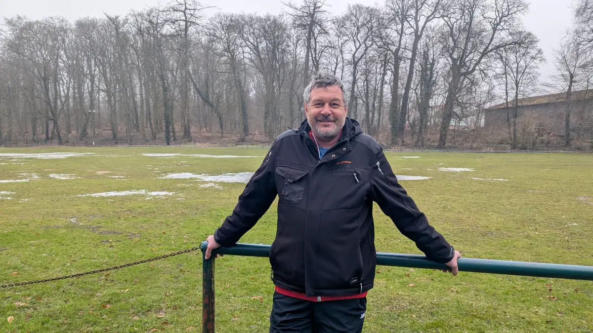Matthias Koch, Vorsitzender der SV Jahn Haselberg, vor dem unbespielbaren Platz in dem Ortsteil von Wriezen.