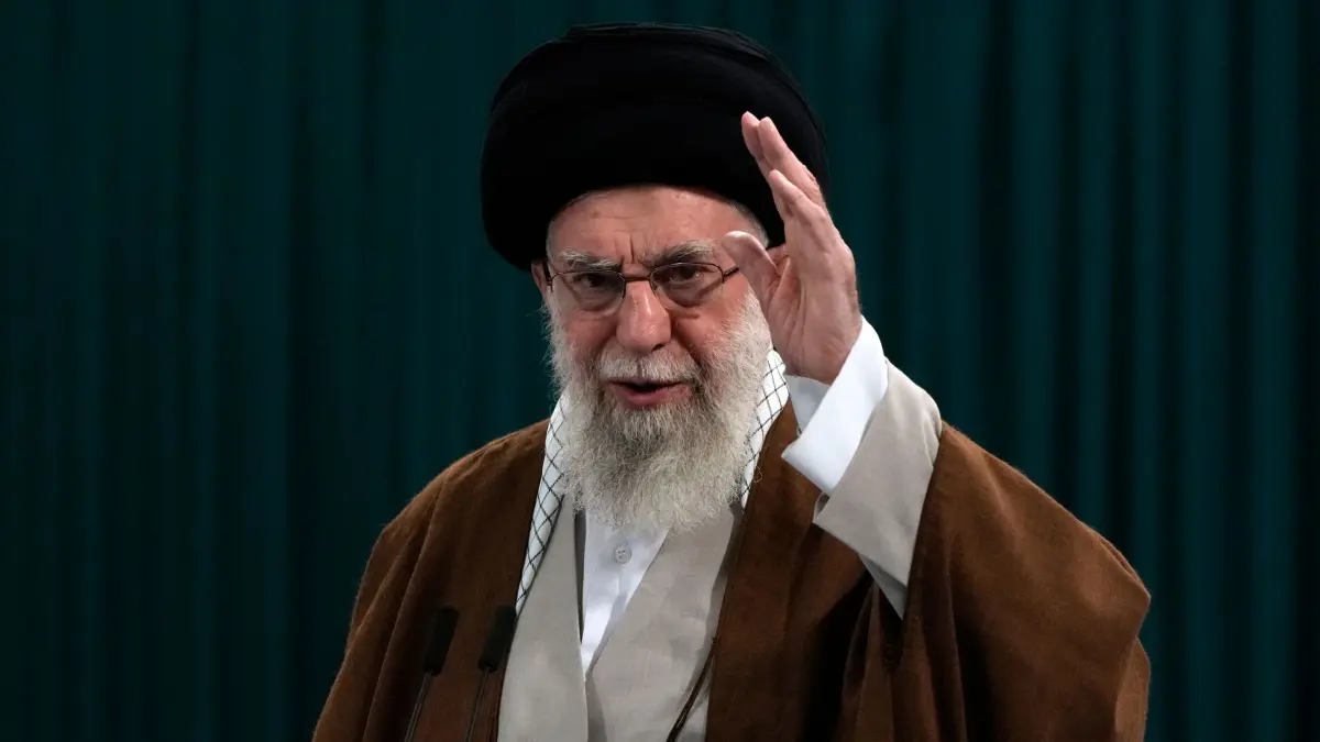 Ajatollah Ali Chamenei: ARCHIV - 10.05.2024, Iran, Teheran: Ajatollah Ali Chamenei, der oberste iranische Führer, winkt den Journalisten zu, nachdem er bei den damaligen Parlamentswahlen seine Stimme abgegeben hatte. Mehrere israelische Medien berichteten am Samstag (28.02.2026) nach Angriffen der USA und Israels auf den Iran, unter Berufung auf Militärs, der iranische Staatschef Ali Chamenei sei tot. Eine offizielle Bestätigung des Todes des iranischen Staatschefs gibt es aber bisher nicht. Foto: Vahid Salemi/AP/dpa +++ dpa-Bildfunk +++