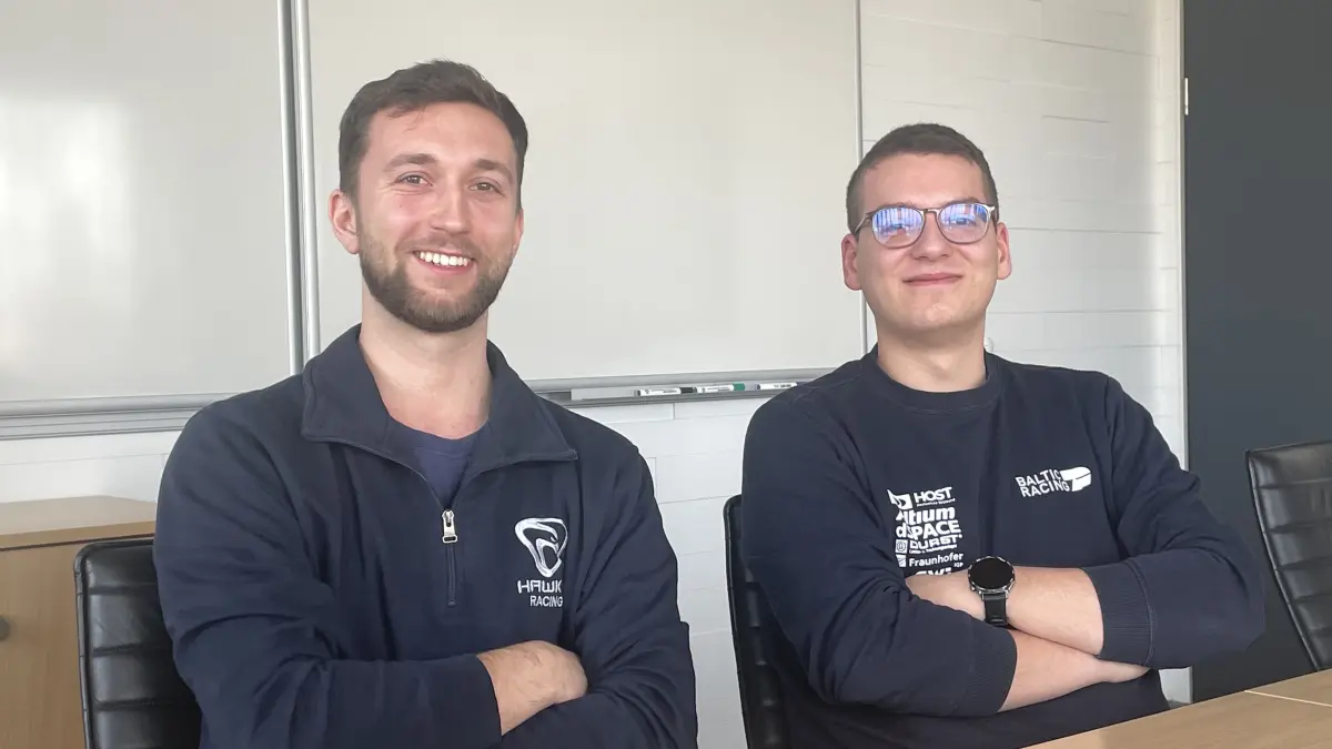 Die beiden Studenten Jakob Seib und Henning Schult sind Teil des Baltic Race Teams, das Hochvolt Rennwagen entwickelt.
