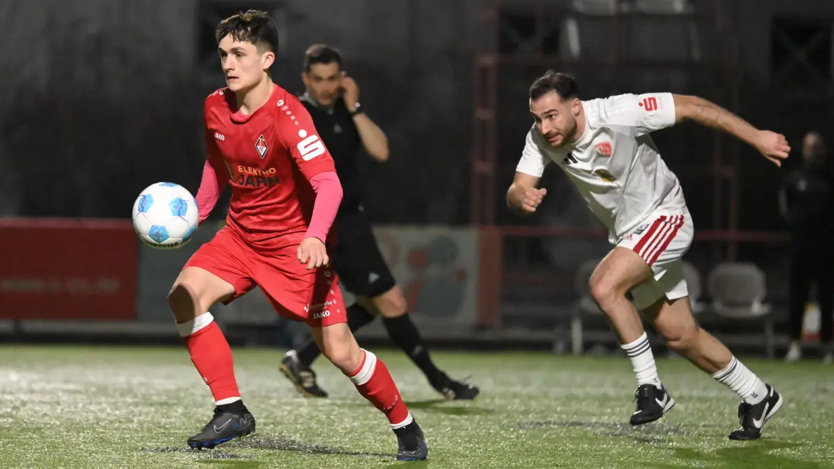 Fussball : Frankfurt an der Oder, Stadion, Fussball Brandenburgliga Punktspiel, 1. FC Frankfurt - Ludwigsfelder FC, Danny Mank vor Kaloyan Atanasov LFC
FOTO BENK 27.02.2026