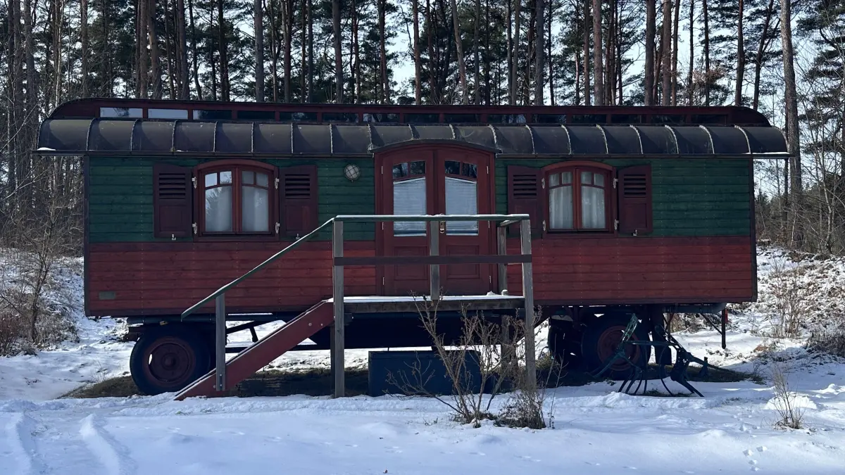 In der Uckermark kann man in liebevoll eingerichteten Zirkuswagen übernachten.
