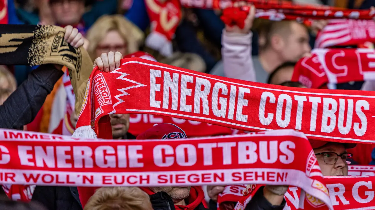 FC Energie Cottbus - SC Verl: Fußball: Dritte Liga, FC Energie Cottbus - SC Verl, LEAG Energie Stadion: Energie-Fans zeigen ihre Schals.