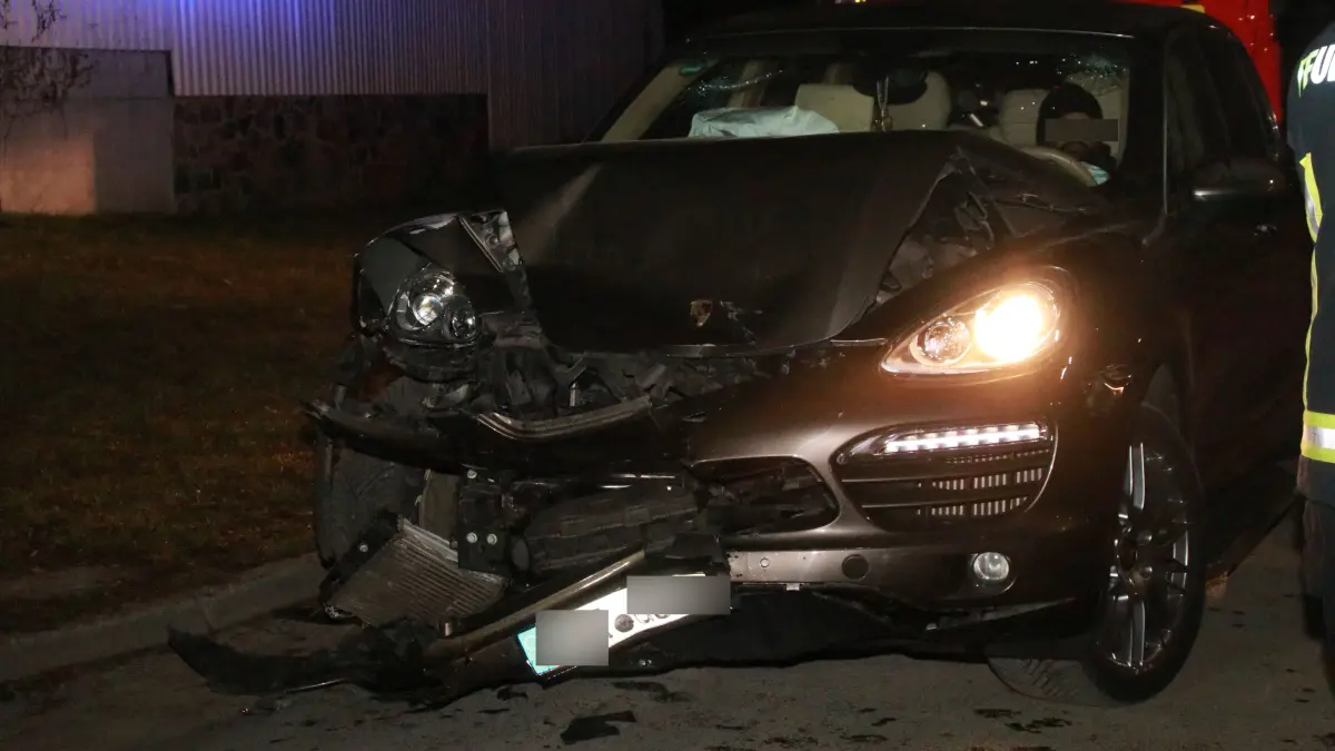 Zerstörtes Auto nach Raub und Verfolgungsjagd in Ahrensfelde