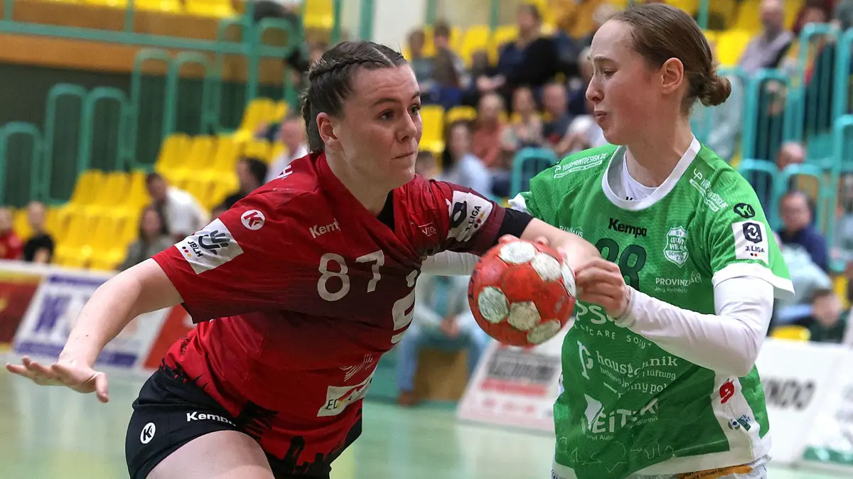 Eike Hannemann (links) vom Frankfurter HC vesucht sich gegen Charlotte Zufelde von Grün-Weiß Schwerin durchzusetzen. Am Ende unterlag der FHC deutlich und kämpft in der 3. Handball-Liga Nord weiter gegen den Abstieg.