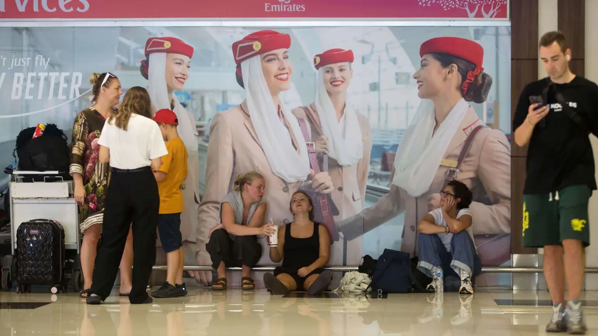 Angriff auf den Iran - Indonesien: 01.03.2026, Indonesien, Kuta: Gestrandete Reisende warten auf dem Ngurah Rai International Airport, während Flüge in den Nahen Osten nach dem Angriff der USA und Israels auf den Iran gestrichen werden. Foto: Firdia Lisnawati/AP/dpa +++ dpa-Bildfunk +++