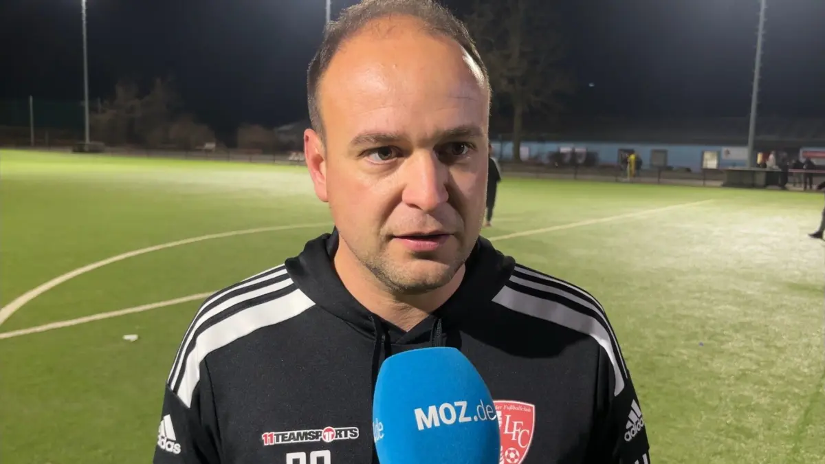Trainer Christof Reimann vom Ludwigsfelder FC spricht nach der Niederlage in der Fußball-Brandenburgliga beim 1. FC Frankfurt am MOZ-Mikrofon.