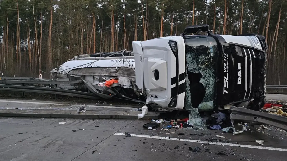 Ein Lkw landete auf der A12 in der Mittelleitplanke und sorgte für eine Vollsperrung beider Richtungen. Warum die Bergung so lange gedauert hat.