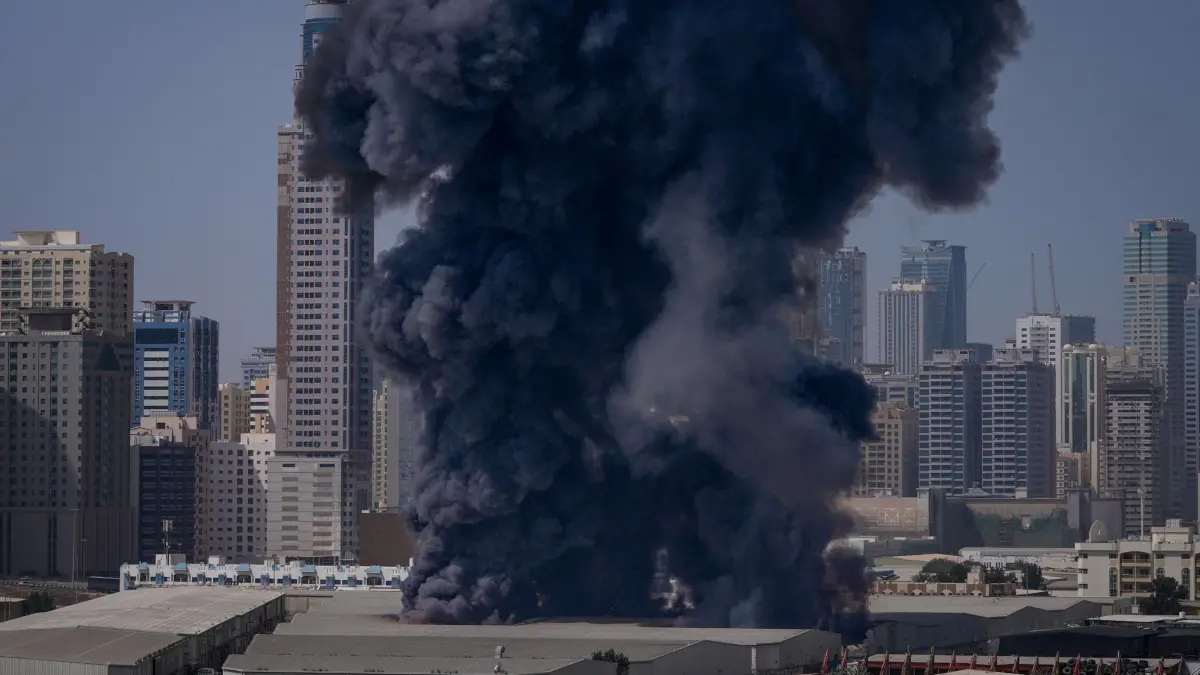 Angriff auf den Iran - Dubai: 01.03.2026, Vereinigte Arabische Emirate, Dubai: Eine schwarze Rauchwolke steigt aus einem Lagerhaus im Industriegebiet von Sharjah City in den Vereinigten Arabischen Emiraten auf, nachdem über iranische Streiks berichtet wurde. Foto: Altaf Qadri/AP/dpa +++ dpa-Bildfunk +++