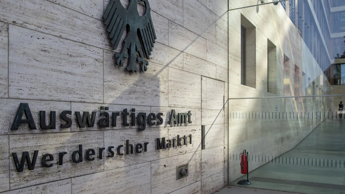 Das deutsche Wappen und der Schriftzug „Auswärtiges Amt“: Reisewarnungen des Auswärtigen Amts haben rechtliche Bedeutung: Sie ermöglichen meist kostenfreie Stornierungen gebuchter Pauschalreisen. (zu dpa: «Reise an den Golf steht an? Sofort Veranstalter kontaktieren») Foto: Monika Skolimowska/dpa-Zentralbild/dpa - Honorarfrei nur für Bezieher des dpa-Themendienstes +++ dpa-Themendienst +++