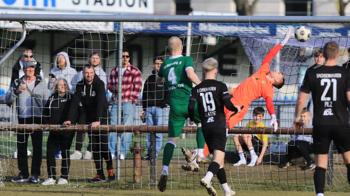 Brandenburgliga: TuS Sachsenhausen gegen Ahrensfelde, Torwart Ruslan Yefanov streckt sich vergeblich nach dem Ball von Dominic Schöps