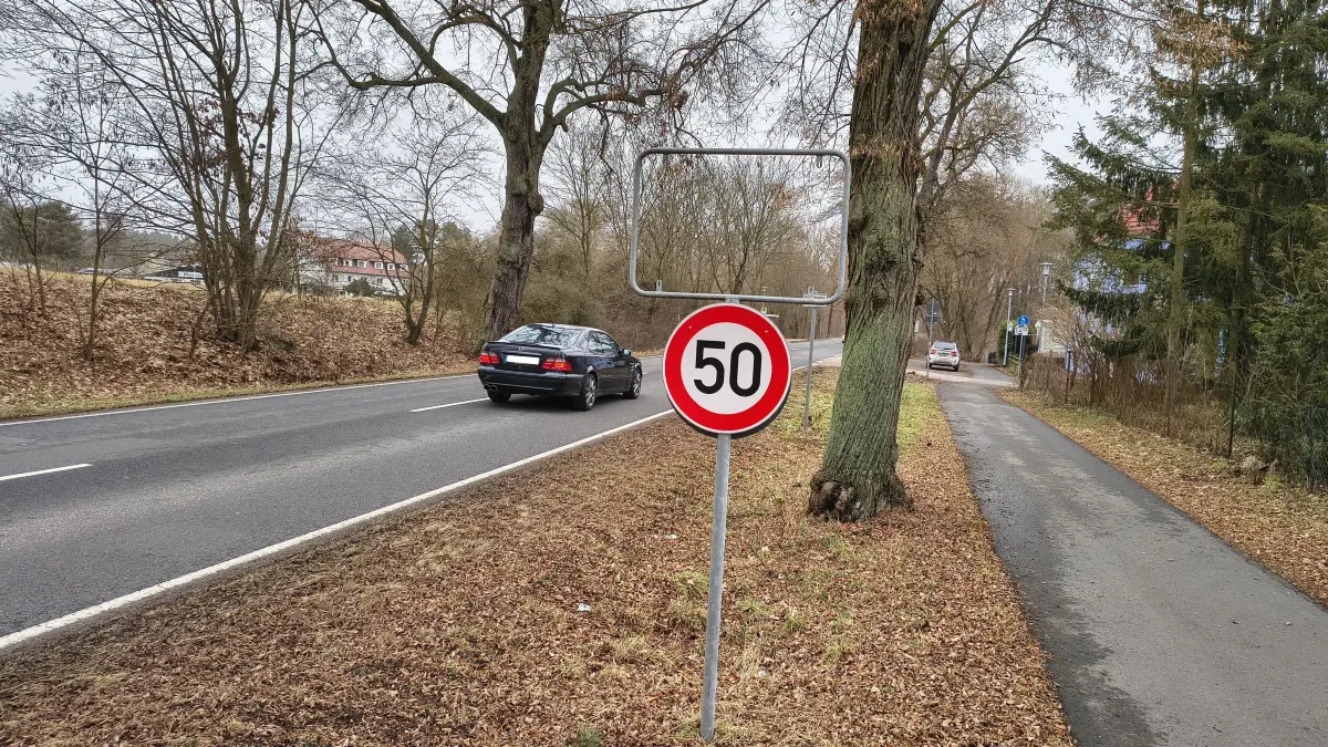 Wie Sie sehen, sehen Sie fast nichts. In Sandkrug fehlt das Ortsschild, stattdessen kam Tempo 50 neu hinzu.