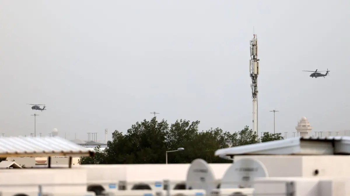 Iran-Krieg - Doha: 02.03.2026, Katar, Doha: Hubschrauber der katarischen Luftwaffe fliegen über Doha. Katar hat nach Angaben des Verteidigungsministeriums am Montag zwei iranische Kampfjets abgeschossen. Foto: Yousef Mohammad/dpa +++ dpa-Bildfunk +++