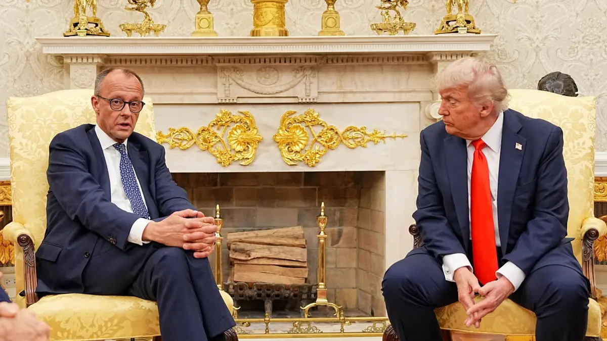 US-Präsident Trump empfängt Bundeskanzler Merz: ARCHIV - 05.06.2025, USA, Washington: US-Präsident Donald Trump (r) empfängt Bundeskanzler Friedrich Merz (CDU) im Oval Office im Weißen Haus. Es ist das erste Treffen zwischen beiden Politikern seit Amtsantritt von Trump und Merz. (zu dpa: «Warum es für Merz im Oval Office diesmal so schwierig wird») Foto: Michael Kappeler/dpa +++ dpa-Bildfunk +++
