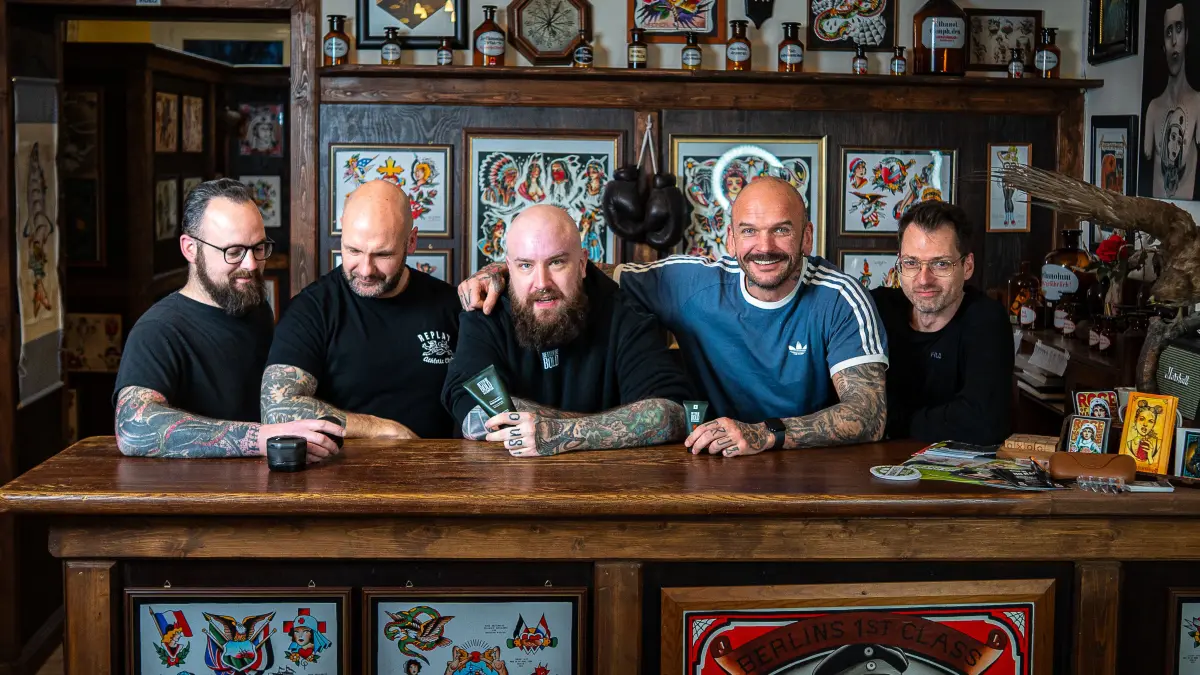 Kostenlose Tattoos, echte Geschichten und starke Persönlichkeiten: Beim BOLD INK DAY in Berlin-Köpenick wird Selbstbewusstsein sichtbar.