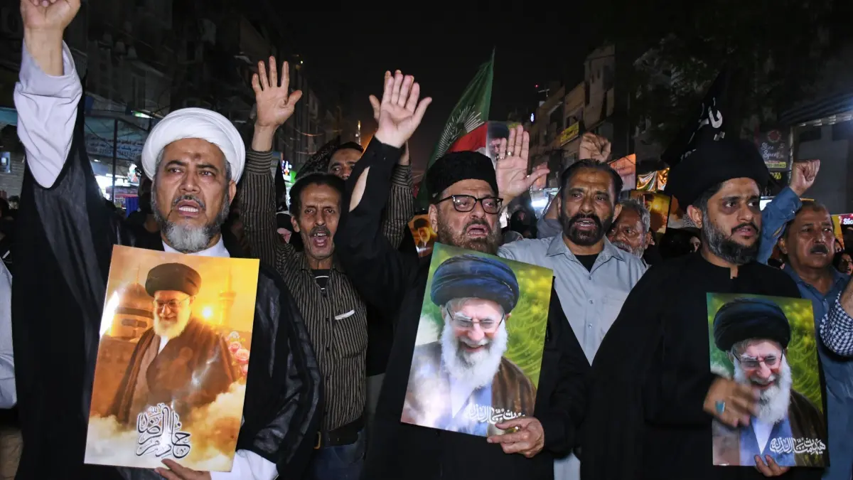 Iran-Krieg - Pakistan: 02.03.2026, Pakistan, Karachi: Schiitische Muslime skandieren während einer Demonstration zur Verurteilung der Ermordung des iranischen Obersten Führers Chamenei in Karachi Anti-Amerika-Slogans. Foto: Ali Raza/AP/dpa +++ dpa-Bildfunk +++