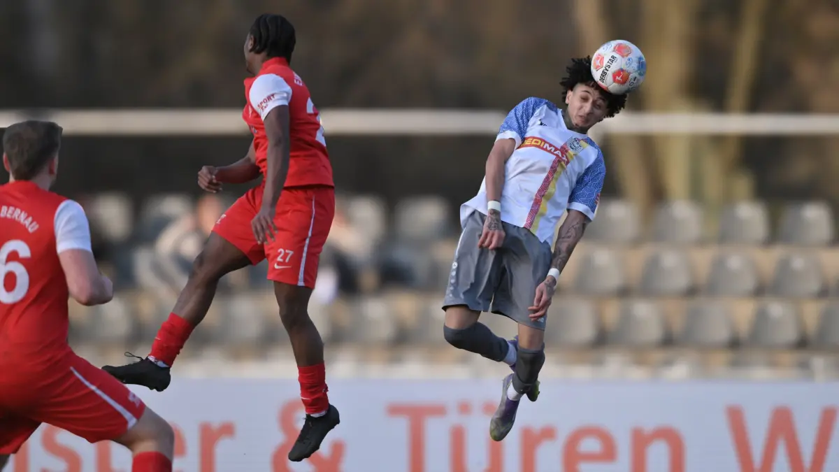 Fussball : Neuruppin, Fussball Brandenburgliga MSV Neuruppin - Einheit Bernau, Kevin Moreira Godinho mit der letzten Chanche hier vor Molimi Eyambe Opeh 27 Bernau
FOTO BENK 28.02.2026