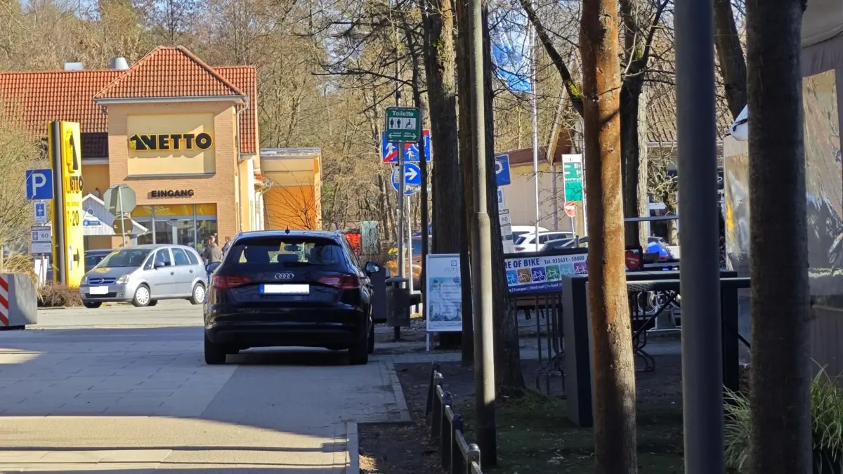 Falschparker in der Seestraße in Bad Saarow. Gewerbetreibende haben indes keine andere Wahl, um zum Ausladen vor ihre Geschäfte zu fahren. Ärger mit dem Ordnungsamt ist da programmiert.