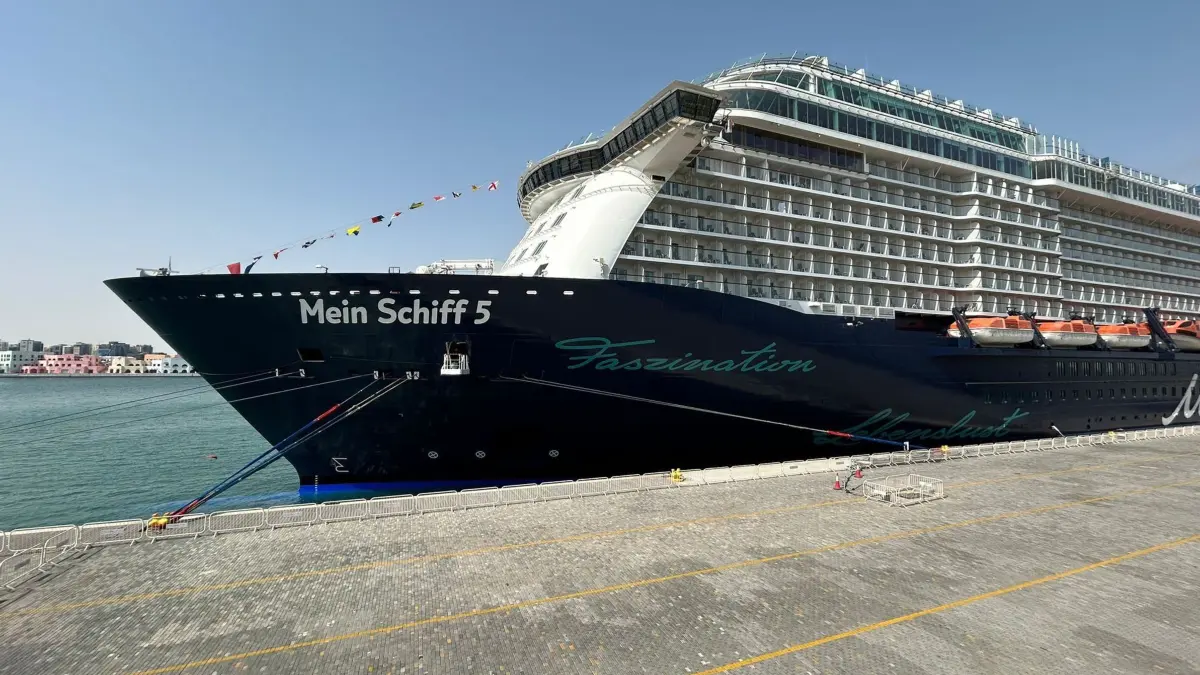 Iran-Krieg - Kreuzfahrtschiff vor Doha: 28.02.2026, Katar, Doha: Das Kreuzfahrtschiff «Mein Schiff 5» liegt im Hafen von Doha. Vom deutschen Anbieter TUI Cruises liegt das Kreuzfahrtschiff «Mein Schiff 5» aufgrund des Iran-Krieges in Doha fest. (zu dpa: «Wie es derzeit an Bord eines Kreuzfahrtschiffes vor Doha ist») Foto: Lana Dörrer/privat/dpa - ACHTUNG: Nur zur redaktionellen Verwendung im Zusammenhang mit der aktuellen Berichterstattung und nur mit vollständiger Nennung des vorstehenden Credits +++ dpa-Bildfunk +++