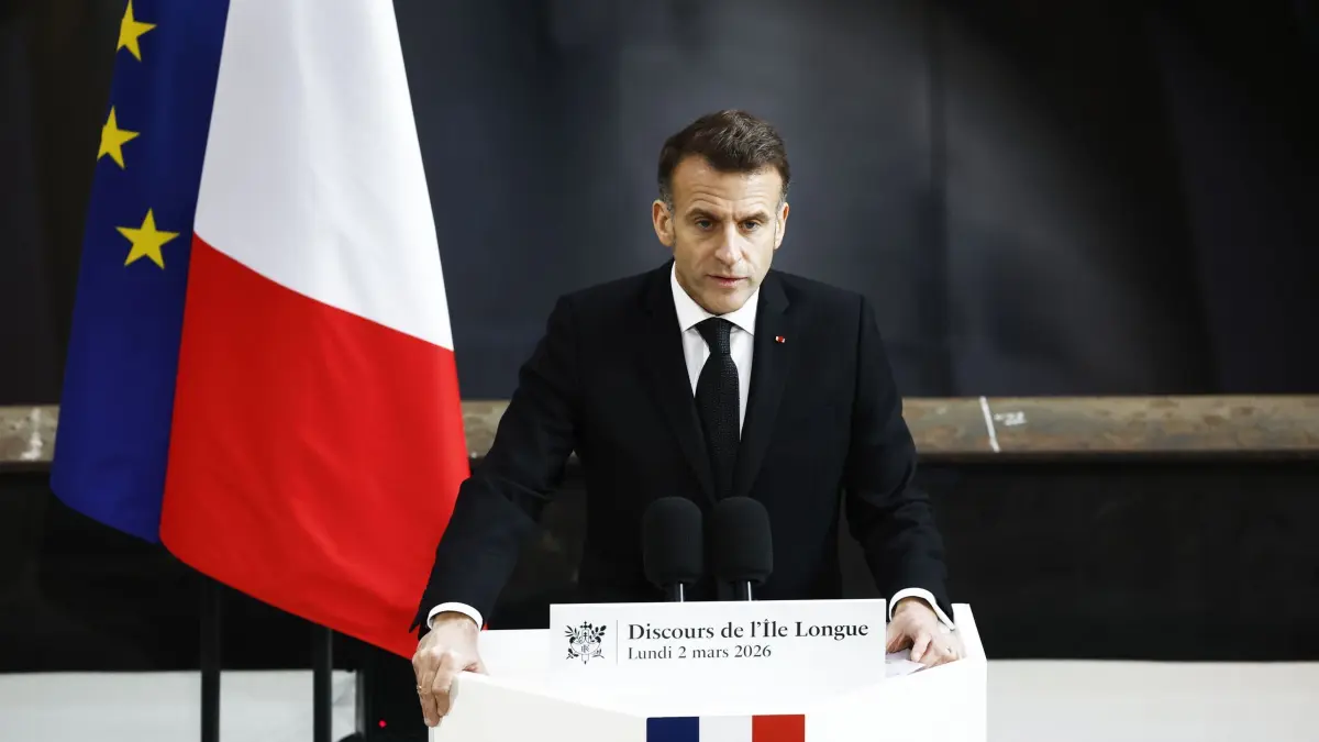 Iran-Krieg - Frankreich: 02.03.2026, Frankreich, Crozon: Der französische Staatspräsident Emmanuel Macron hält eine Rede neben dem U-Boot "Le Temeraire" auf dem Marinestützpunkt für Atom-U-Boote auf der Ile Longue in Crozon. Foto: Yoan Valat/Pool EPA/AP/dpa +++ dpa-Bildfunk +++