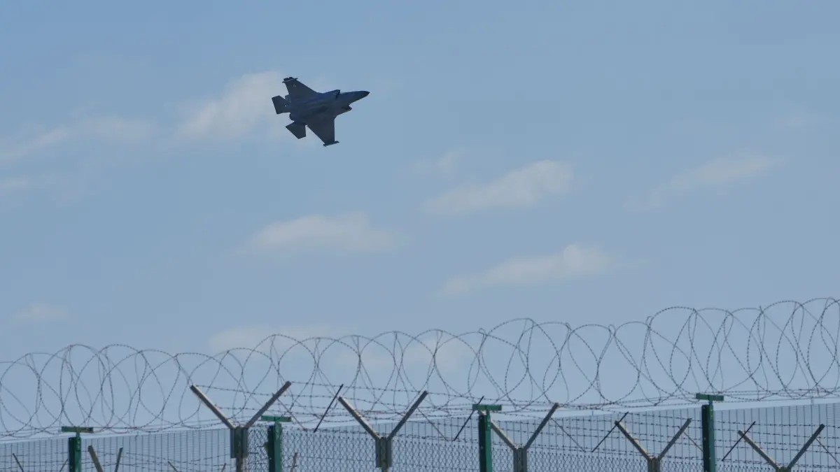 Iran-Krieg - Zypern: 02.03.2026, Zypern, Akrotiri: Ein Kampfjet hebt vom britischen Luftwaffenstützpunkt RAF-Akrotiri ab, nachdem er am frühen Morgen in der Nähe von Limassol von einer Drohne getroffen wurde. Foto: Petros Karadjias/AP/dpa +++ dpa-Bildfunk +++