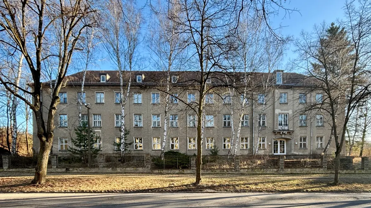 Blick auf das seit Jahren leerstehende, ehemalige Verwaltungsgebäude in der Kopernikusstraße 29 in Frankfurt (Oder). Was es mit dem Grundstück auf sich hat und wo es jetzt versteigert wird.