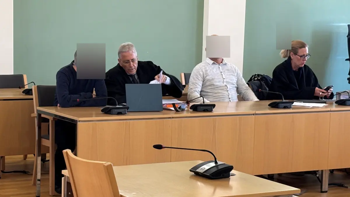 Landgericht Cottbus: Prozess gegen zwei Drogendealer (l. und 2.v.r.) aus Königs Wusterhausen