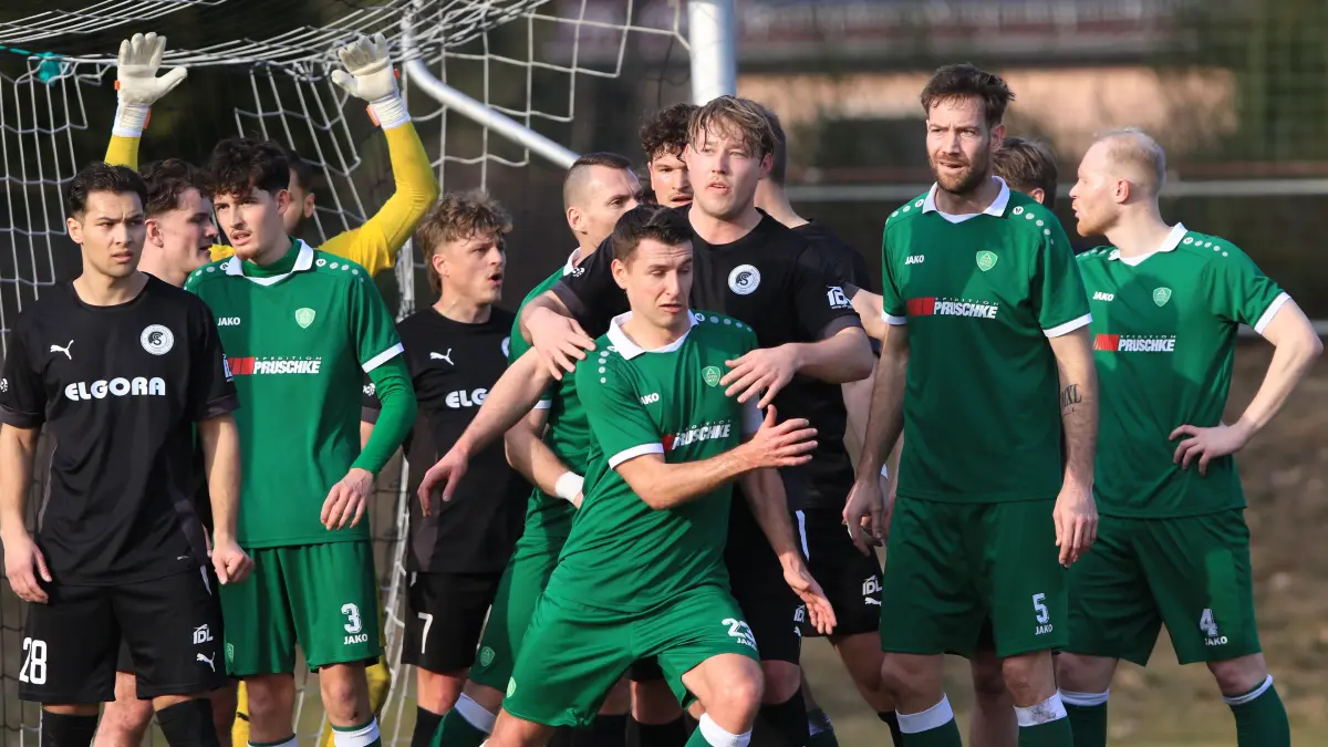 Kuschelig wird es, wenn sich Ahrensfelde eine Ecke erarbeitet. Eine Vielzahl an Spielern steht am kurzen Fünfmeter-Eck. Das sind robuste Spieler.